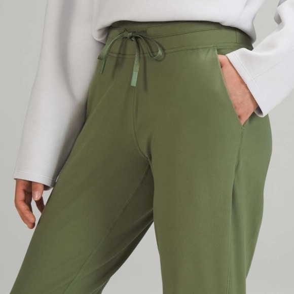 Lululemon High-Rise Jogger Crop - Picture 3 of 12